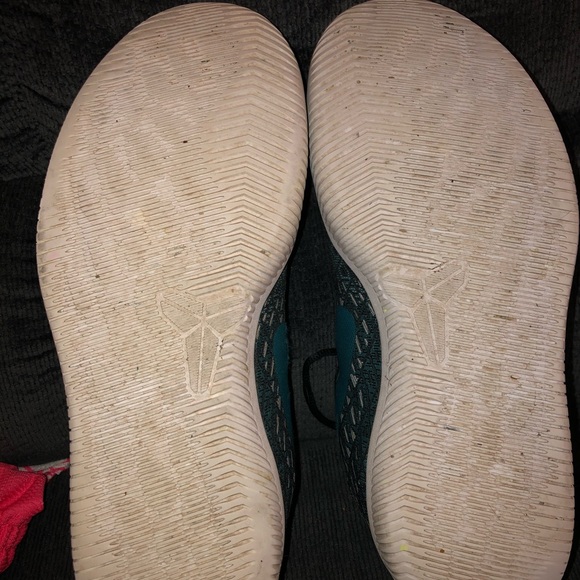 Kobe Bryant Nikes - Picture 4 of 4